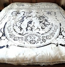 ancien grand et magnifique couvre lit en lin richement brodé à la main