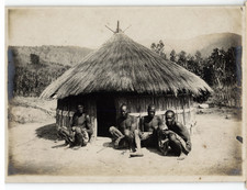 Kenya, Hommes devant une hutte, Tirage vintage, ca.1920 Kenya, Hommes devant une