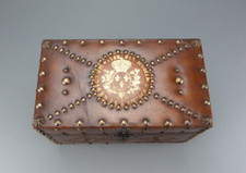 Cassette, coffre à trésor, monnaies ou bijoux, décor à l'Écu royale.