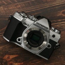 OLYMPUS OM-D E-M5 Mark III