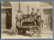 Vignerons et pressoir à vin  Vintage citrate print.  Tirage citrate  12x17 