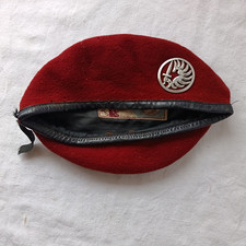 INSIGNE DE BERET DE PARACHUTISTE BERAUDY VAURE AMBERT BERET ROUGE MAUVAIS ETAT