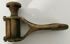 ANCIENNE BOUCHONNEUSE SANBRI