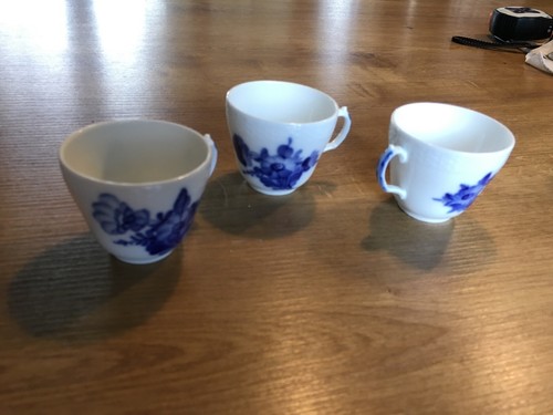 Trois tasses café - à, en