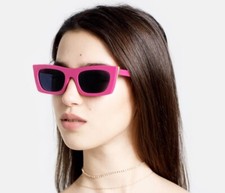 Lunettes de soleil roses et