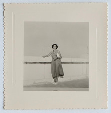 Femme robe chic souriante pin up - Photo vintage snapshot c. 1950