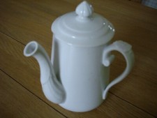 Verseuse ancienne (Chocolatière ? ) en porcelaine