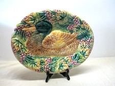 Plat de service en barbotine en très bon état.