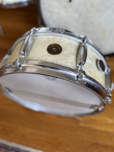 60s gretsch round badge - round,