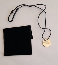 PARFUMS CHANEL PENDENTIF BODY EXCELLENCE ET SON CORDON NOIR DANS POCHETTE SIGLEE