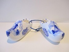 Une paire de sabots hollandais en porcelaine, bleu de Delft
