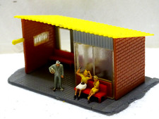 MAQUETTE MONTÉE D'UN ABRIS DE QUAI OU ABRIS BUS AVEC PERSONNAGES   H0