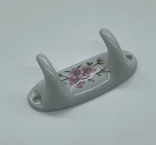 Porcelaine de Paris Les Bains décorés Pêcher rose Patère double crochet murale..