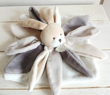 DOUDOU et Compagnie lapin carré plat pétales fleur taupe écru marron beige