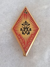 Un insigne militaire " 4° Régiment de Cuirassiers " G 942.