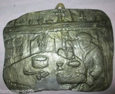 PLAQUE EN PLOMB OU ETAIN SIGNEE DUQUENE PAYSAN ATTABLÉ   