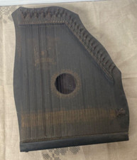 Ancienne cythare ubertus avec décors à restaurer j’arrive pas à lire la marque