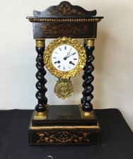 Pendule portique bois noirci à colonnes torsadées époque Charles X