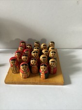 Objet de curiosité. 20 petites Poupées russes Matriochka sur socle  Pions dame ?