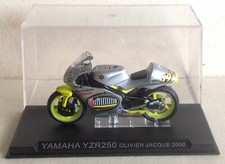 Moto de compétition n° 7 Yamaha YZR 250 Olivier Jacque 2000 1/24ème