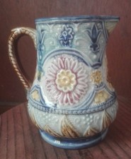 ancien pichet floral en barbotine de Wasmuël