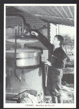 CHASSY (18) ARTISAN BOUILLEUR de CRU au travail à l' ALAMBIC en 1987