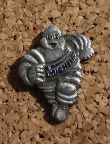 Pin bonhomme michelin pneu - pin's,