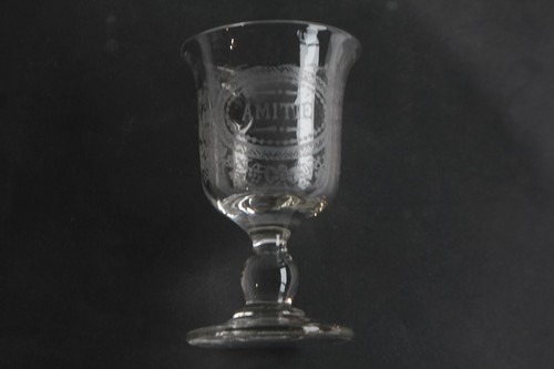 Ancien verre pied gravé - à,