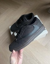 chaussures nike Travis Scott