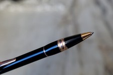 SPLENDIDE STYLO BILLE MONTBLANC STARWALKER EN RESINE NOIRE- FINITION PL. OR ROSE
