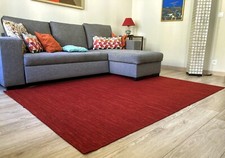 Beau tapis de salon  rouge moucheté en excellent état 