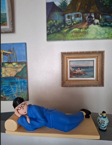 Tintin allongé dans - , la