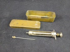 Ancienne seringue métal verre