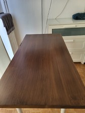 Bureau informatique effet chêne repeint en foncée, avec pied réglable 60-90 cm