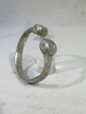 ANCIEN BRACELET DE PIED BRAS EN METAL ARGENTE DECOR POINCONS SOLEIL 
