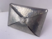 Porte-courrier en étain martelé signé Jean GOARDERE