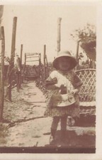 ANCIENNE PHOTOGRAPHIE CIRCA 1920 PETITE FILLE ET SON PANIER CHAISE EN ROTIN