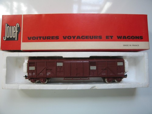 Grand wagon couvert brun - , à