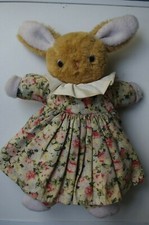 UNE "LAPINE" POUPEE HABILLEE