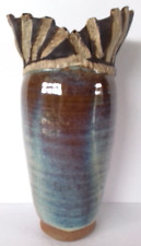 Vase en céramique émaillé en grès, signature à déchiffrer.