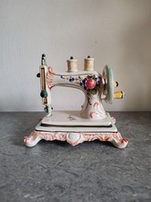 Machine A Coudre En Céramique De Bassano Del Grappa. Nord Italie. Objet Deco