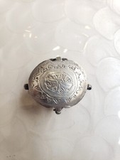 Amulette en argent repoussé |