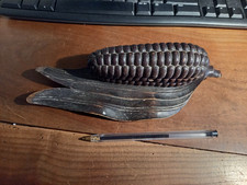 Plumier et encrier ancien en bois en forme d'épi de maïs
