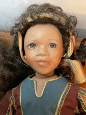 POUPÉE PORCELAINE MÉTISSE