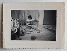 Enfant bébé parc gardé par sa grand mère - Photo vintage snapshot c. 1960