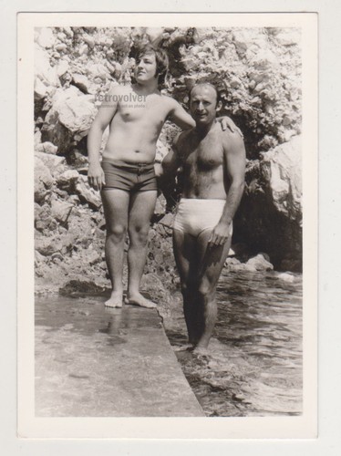 Deux jeunes hommes slip de - jeunes,