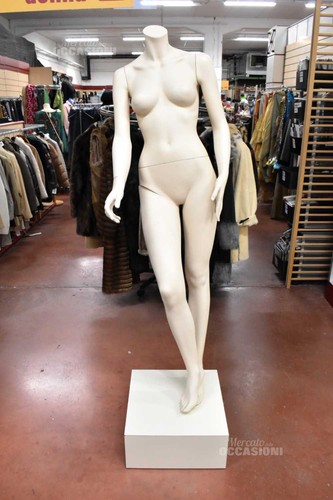 Mannequin femme avec socle - mannequin,