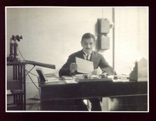 photo ancienne . Berlitz School . London .1925. téléphone ancien