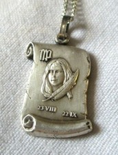 Pendentif parchemin Signe Zodiaque vierge couleur argent bijou vintage 272
