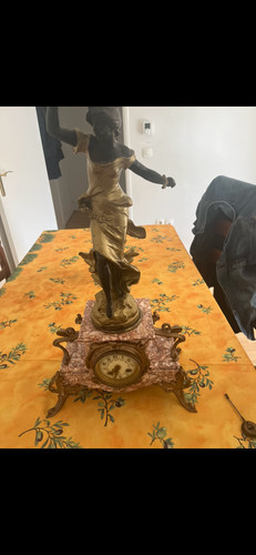 Statue horloge la source - statue,